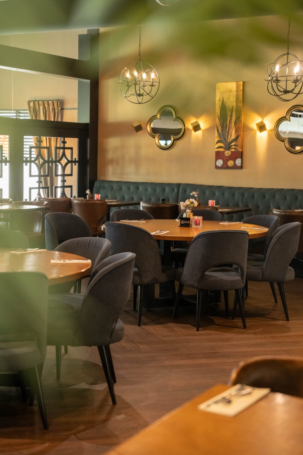 Aparte zaal met ronde tafels